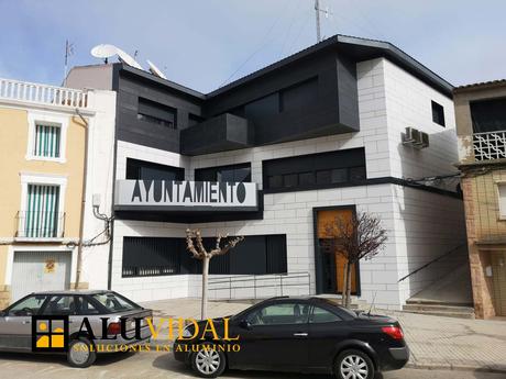 Aluvidal ha formado parte de la reforma de la fachada del Ayuntamiento de Sástago