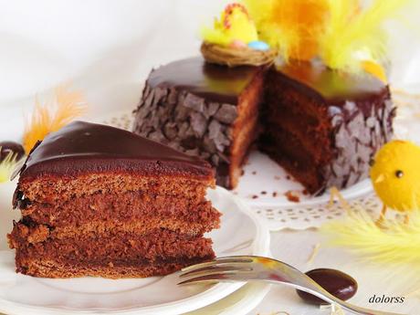 Mona de Pascua de chocolate con trufa y cobertura de chocolate