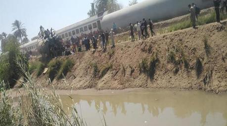 Al menos 32 personas mueren al chocar dos trenes en el sur de Egipto