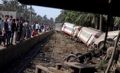 Al menos 32 personas mueren al chocar dos trenes en el sur de Egipto