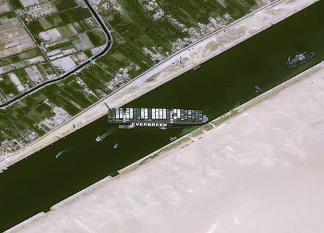Aumentan las pérdidas por buque de carga atascado en el Canal de Suez
