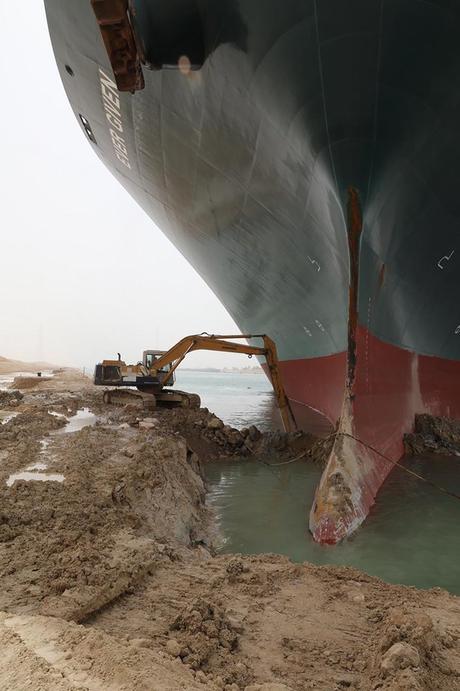 Aumentan las pérdidas por buque de carga atascado en el Canal de Suez