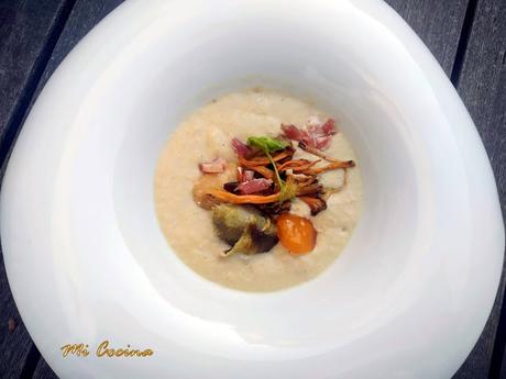 CREMA DE FOIE DE PATO AL AROMA DE BRANDY, ALCACHOFAS CONFITADAS, CHANTARELAS, YEMAS DE HUEVO DE CODORNIZ CURADAS y JAMÓN.