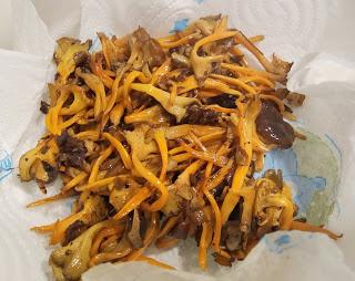 CREMA DE FOIE DE PATO AL AROMA DE BRANDY, ALCACHOFAS CONFITADAS, CHANTARELAS, YEMAS DE HUEVO DE CODORNIZ CURADAS y JAMÓN.