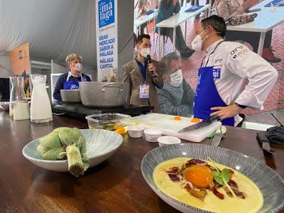 CREMA DE FOIE DE PATO AL AROMA DE BRANDY, ALCACHOFAS CONFITADAS, CHANTARELAS, YEMAS DE HUEVO DE CODORNIZ CURADAS y JAMÓN.