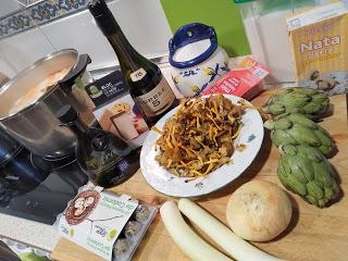 CREMA DE FOIE DE PATO AL AROMA DE BRANDY, ALCACHOFAS CONFITADAS, CHANTARELAS, YEMAS DE HUEVO DE CODORNIZ CURADAS y JAMÓN.