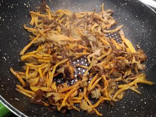 CREMA DE FOIE DE PATO AL AROMA DE BRANDY, ALCACHOFAS CONFITADAS, CHANTARELAS, YEMAS DE HUEVO DE CODORNIZ CURADAS y JAMÓN.