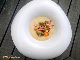 CREMA DE FOIE DE PATO AL AROMA DE BRANDY, ALCACHOFAS CONFITADAS, CHANTARELAS, YEMAS DE HUEVO DE CODORNIZ CURADAS y JAMÓN.