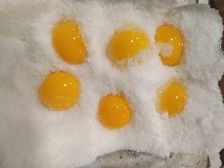 CREMA DE FOIE DE PATO AL AROMA DE BRANDY, ALCACHOFAS CONFITADAS, CHANTARELAS, YEMAS DE HUEVO DE CODORNIZ CURADAS y JAMÓN.