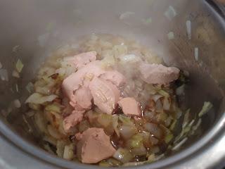 CREMA DE FOIE DE PATO AL AROMA DE BRANDY, ALCACHOFAS CONFITADAS, CHANTARELAS, YEMAS DE HUEVO DE CODORNIZ CURADAS y JAMÓN.