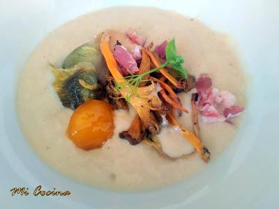 CREMA DE FOIE DE PATO AL AROMA DE BRANDY, ALCACHOFAS CONFITADAS, CHANTARELAS, YEMAS DE HUEVO DE CODORNIZ CURADAS y JAMÓN.