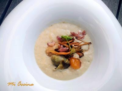 CREMA DE FOIE DE PATO AL AROMA DE BRANDY, ALCACHOFAS CONFITADAS, CHANTARELAS, YEMAS DE HUEVO DE CODORNIZ CURADAS y JAMÓN.