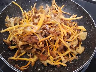 CREMA DE FOIE DE PATO AL AROMA DE BRANDY, ALCACHOFAS CONFITADAS, CHANTARELAS, YEMAS DE HUEVO DE CODORNIZ CURADAS y JAMÓN.