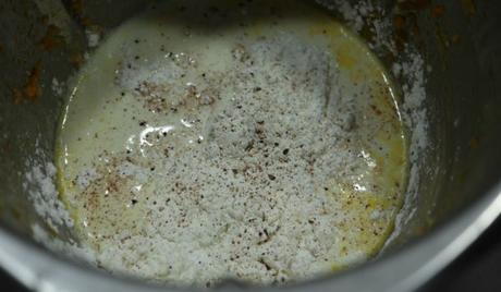 Vaso con los ingredientes para hacer la bechamel