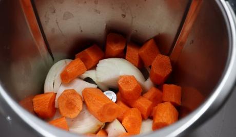 Vaso de con la cebolla y las zanahorias para picar
