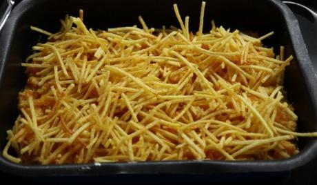 Bandeja de horno con el bacalao y las patatas pajas por arriba