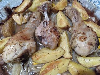 Muslos de pollo en el horno, al limón, con patatas rústicas.