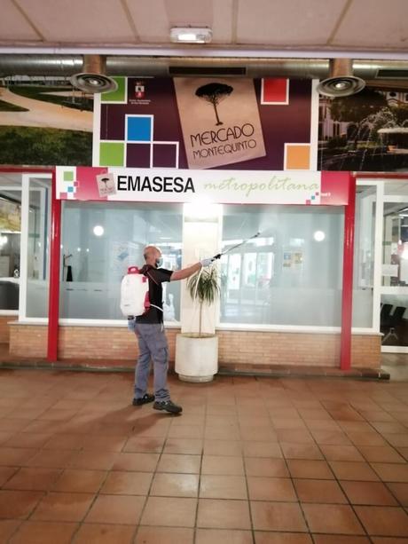 CONTINÚAN LAS MEDIDAS PREVENTIVAS DE DESINFECCIÓN EN LOS MERCADOS MUNICIPALES DE ABASTOS