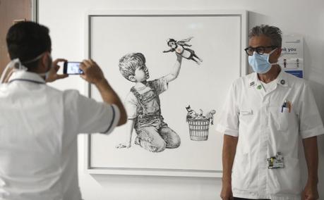 Pintura de Banksy recauda $23 millones para beneficencias de salud en Reino Unido