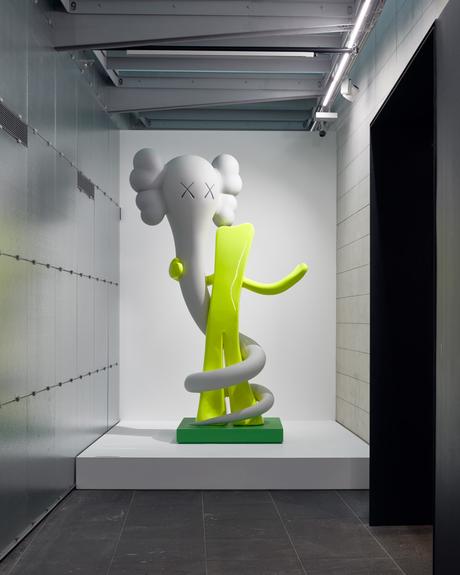 KAWS: Biografía, Obras y Exposiciones 07. kaws born to bend 2013