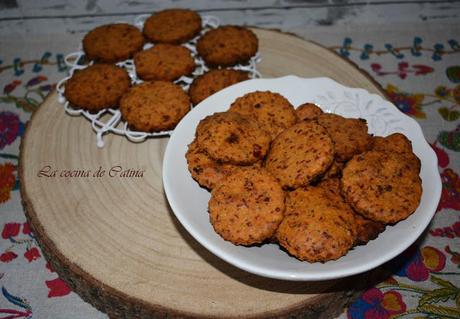 Galletas saladas de queso, tomates secos y aceitunas