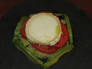 ENSALADA DE QUESO DE CABRA CON ACEITE DE ALBAHACA ENSALADA DE QUESO DE CABRA CON ACEITE DE ALBAHACA