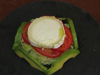 ENSALADA DE QUESO DE CABRA CON ACEITE DE ALBAHACA