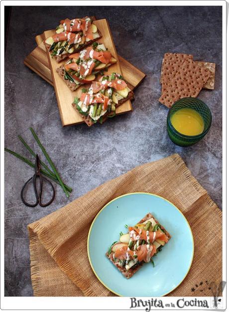 Tosta con trigueros y salmón Tosta con trigueros y salmón