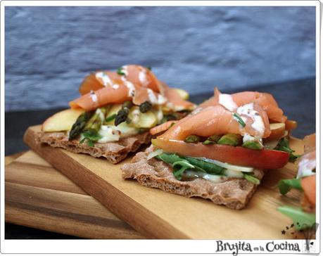 Tosta con trigueros y salmón Tosta con trigueros y salmón