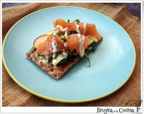 Tosta con trigueros y salmón Tosta con trigueros y salmón