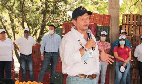 Octavio Pedroza promete más apoyo al campo potosino