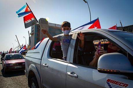 #Cuba, La Habana: Jóvenes cubanos en caravana contra el Bloqueo