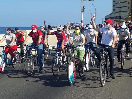 #Cuba, La Habana: Jóvenes cubanos en caravana contra el Bloqueo