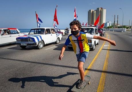 #Cuba, La Habana: Jóvenes cubanos en caravana contra el Bloqueo
