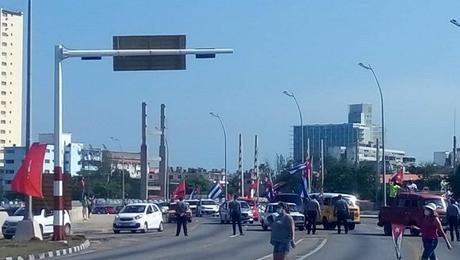 #Cuba, La Habana: Jóvenes cubanos en caravana contra el Bloqueo