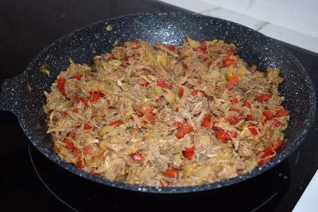 Empanada gallega con chicharrones (roxóns o rixons)