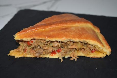 Empanada gallega con chicharrones (roxóns o rixons)