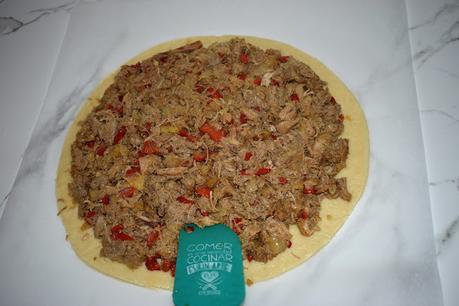 Empanada gallega con chicharrones (roxóns o rixons)