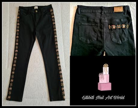 Manicura con holográfico negro y flores naranja