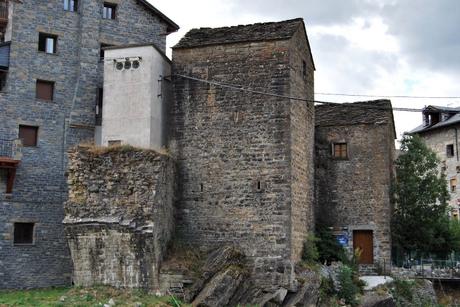 Cárcel de Broto, historia y los grabados de los presos
