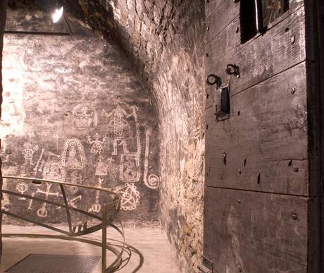 Cárcel de Broto, historia y los grabados de los presos