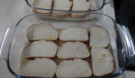 Ponemos las rebanadas en una fuente y la dejamos empapar