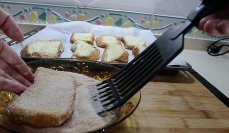 Pasamos las torrijas por el azúcar y la canela