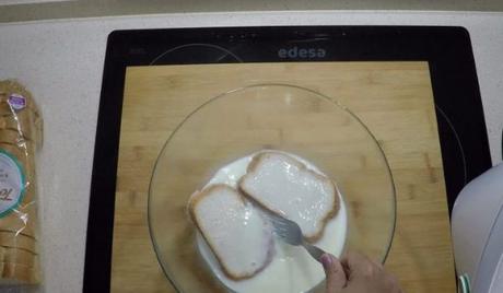 Empapar las rebanadas de pan en leche