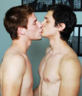 RELATO GAY: EL DÍA DEL ÚLTIMO CREPÚSCULO. CAPÍTULO 14: UN REENCUENTRO Y VARIAS SORPRESAS RELATO GAY: EL DÍA DEL ÚLTIMO CREPÚSCULO. CAPÍTULO 14: UN REENCUENTRO Y VARIAS SORPRESAS