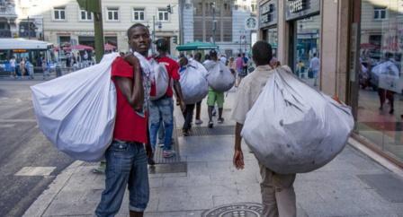 La izquierda pierde los papeles en Madrid y apuesta por el lumpen y la ilegalidad de los manteros