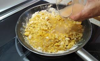 CROQUETAS DE LANGOSTINOS CON LECHE DE COCO Y CURRY DE MADRÁS.