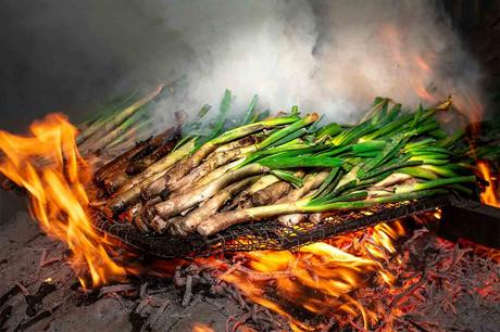 Escápate a estas masías a comer calçots