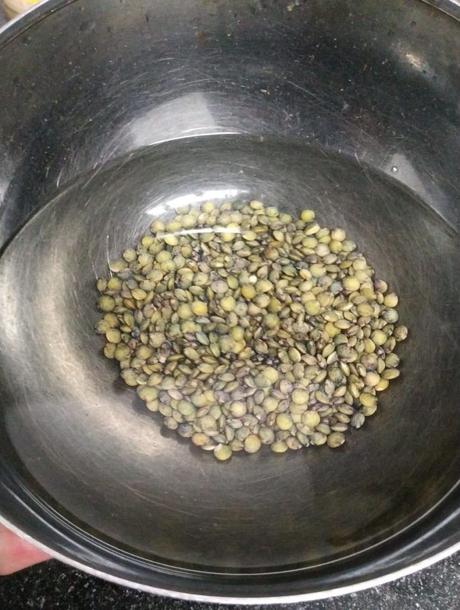 Cómo hacer germinados en casa Paso 2: Se mojan las lentejas
