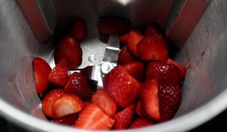 Cuajada de Fresa con Mambo Ponemos las fresas en el vaso y las picamos